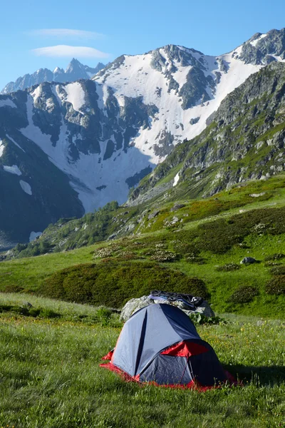 Tenda degli alpinisti sul prato in montagna — Foto Stock