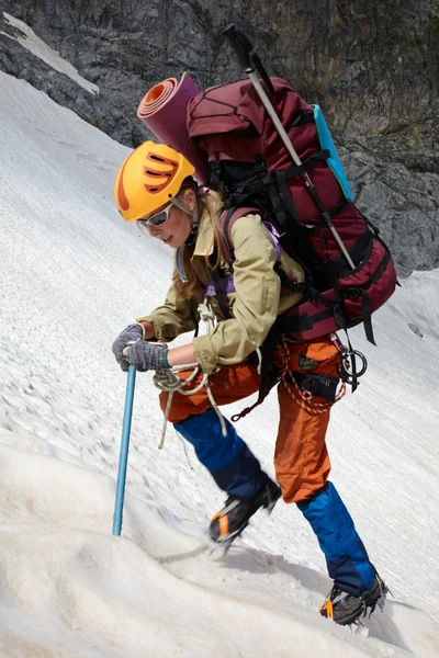 Sırt çantası ve buz baltası ile hicker — Stok fotoğraf