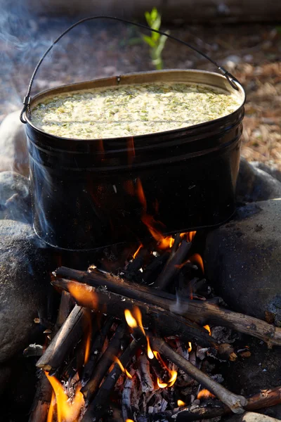 Chaleira com comida na fogueira — Fotografia de Stock
