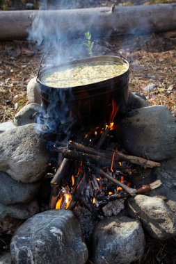 Pot ile kamp ateşi gıda