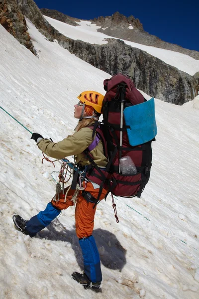 Дівчина рюкзака на сніжному схилі — стокове фото