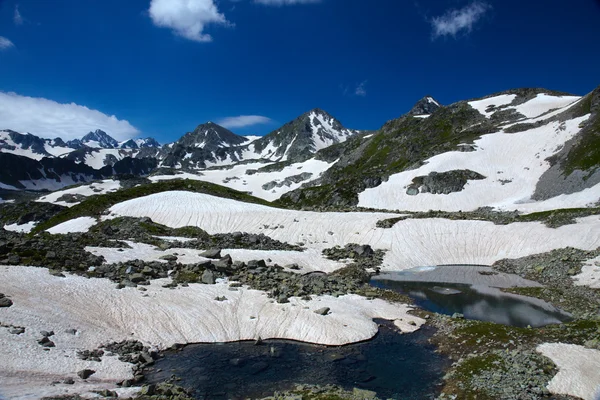 Piccolo lago in montagna — Foto Stock