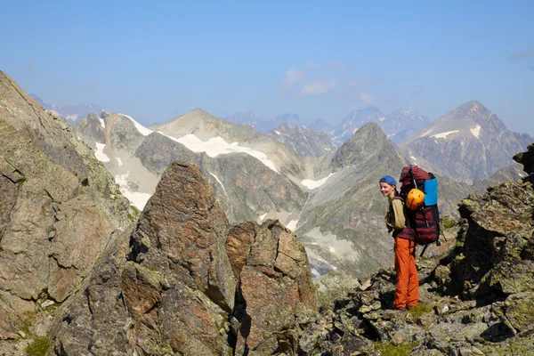 Backpacker kız bir Dağları — Stok fotoğraf