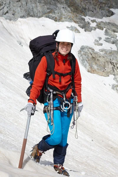 Backpacker κορίτσι με πάγο-τσεκούρι — Φωτογραφία Αρχείου