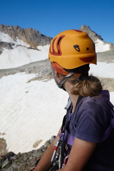 Escursionista ragazza in casco arancione — Foto Stock