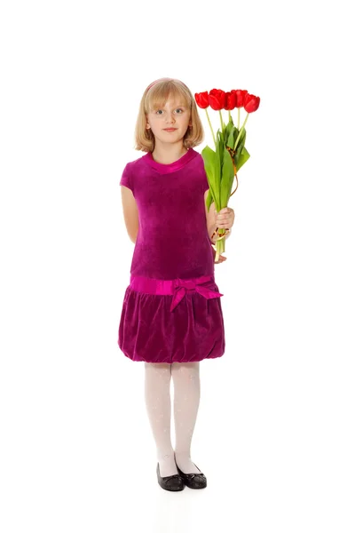 Menina bonito dando um buquê de tulipas — Fotografia de Stock