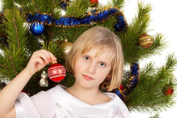 Nettes Mädchen schmückt einen Weihnachtsbaum — Stockfoto
