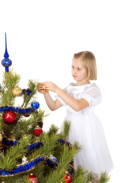 Nettes Mädchen schmückt einen Weihnachtsbaum — Stockfoto