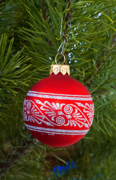 Rode sieraad Kerstmis bal in een boom — Stockfoto