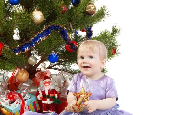 Petite fille sous le sapin de Noël Photo De Stock