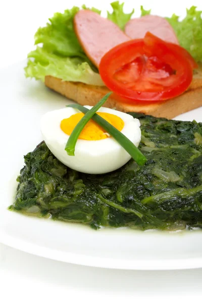 Espinafre refogado, ovo e sanduíche — Fotografia de Stock