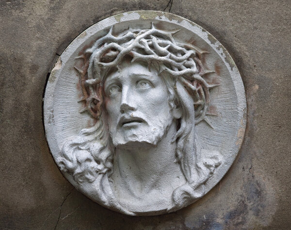 Sculpture of Jesus Christ in the face of thorny
