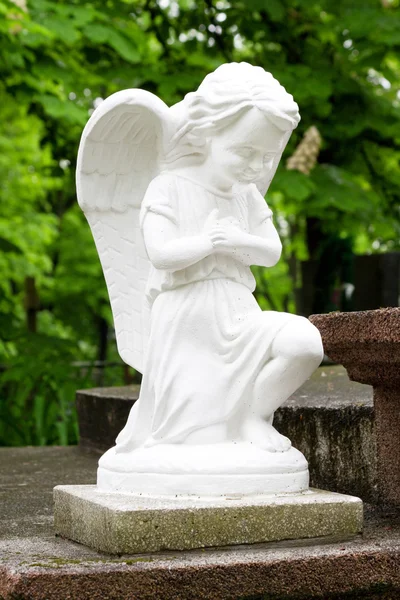 Socha anděla v modlitbě na mramorové desky — Stock fotografie