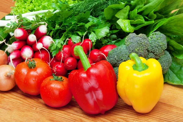 Смесь свежих овощей на деревянном столе — стоковое фото