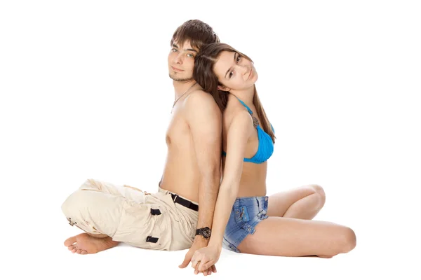 Glad kärleksfull par sitter rygg mot rygg — Stockfoto