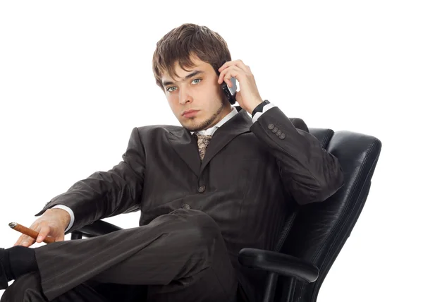 肘掛け椅子に座っていると笑顔で話す若いビジネスマン — ストック写真