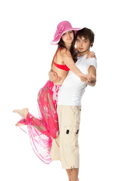 Jonge gelukkige paar dansen in hun strand kleding — Stockfoto