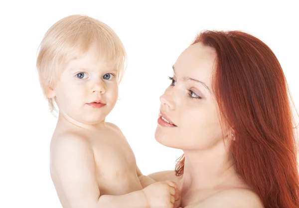 Felice madre e bambino carino dopo un bagno isolato su bianco — Foto Stock