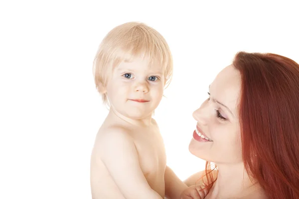Mãe feliz e bebê bonito depois de um banho isolado em branco — Fotografia de Stock