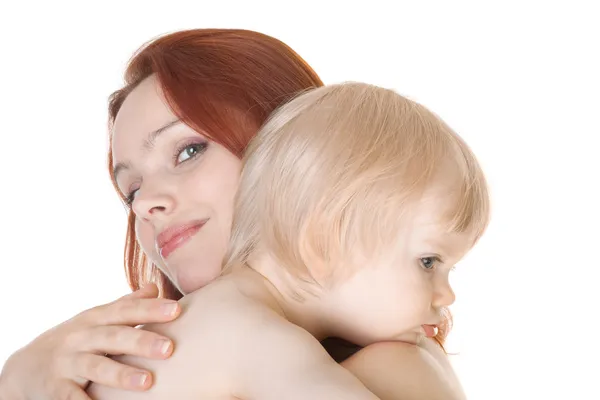 Schattige babymeisje in een knuffel moeder — Stockfoto