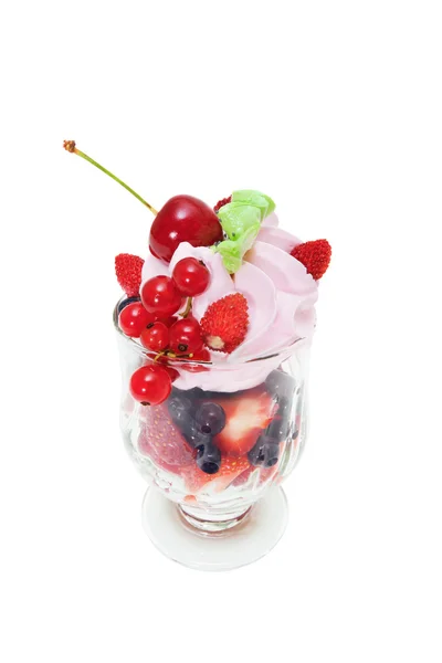 Letní dezert čerstvé jahody se smetanou, izolované na bílém — Stock fotografie