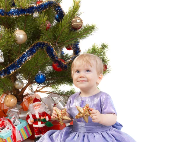 开心宝贝女孩在圣诞树下许愿 — 图库照片