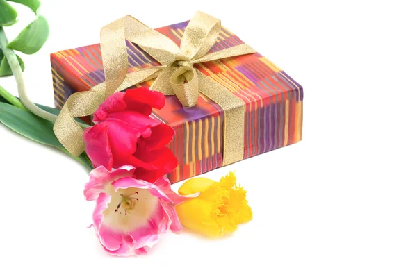 Подарочная коробка и букет тюльпанов изолированы на белом — стоковое фото