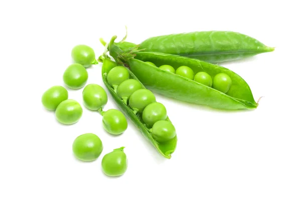 Čerstvý zelený hrášek izolovaný na bílém — Stock fotografie