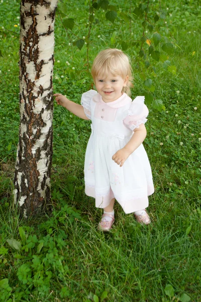 Mladá krásná holčička si klade na tráva — Stock fotografie
