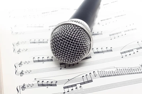 Mikrofon och klassisk musik av Tjajkovskij — Stockfoto