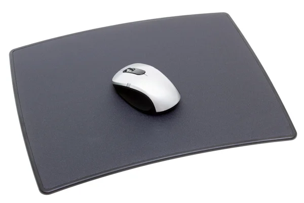 Комп'ютерна миша на килимку ізольована на білому — стокове фото