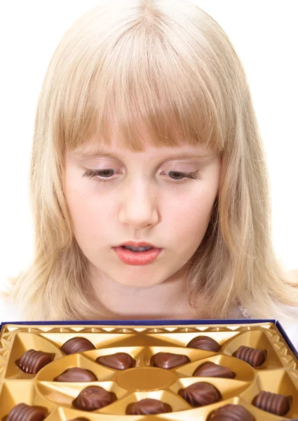 Linda chica adolescente con chocolate caramelos caja aislada en blanco — Foto de Stock