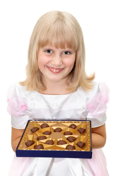 Linda chica adolescente con chocolate caramelos caja aislada en blanco — Foto de Stock