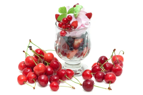 Letní ovoce na izolované na bílém talíři — Stock fotografie