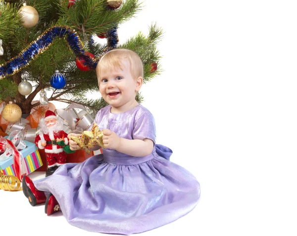 Menina sob a árvore de Natal — Fotografia de Stock