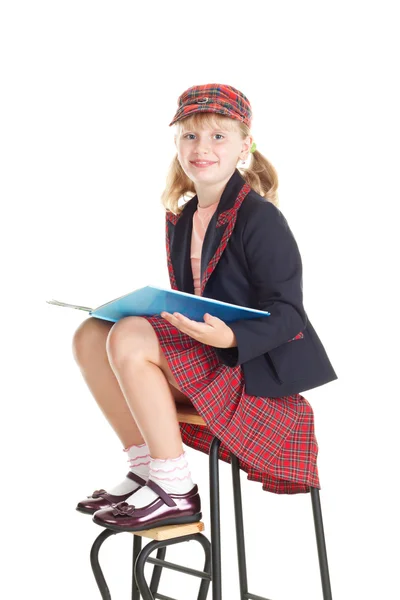 十几岁的女孩在读一本书的学校制服 — 图库照片