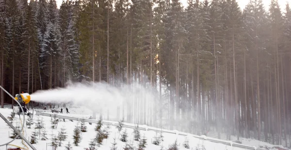 Máquinas de nieve en una estación de esquí —  Fotos de Stock