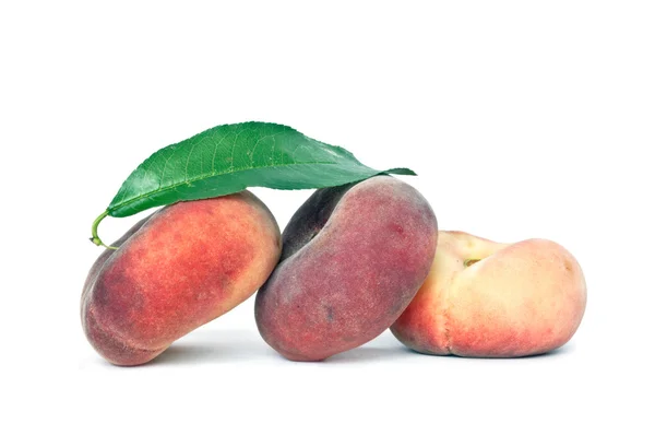 Три персика ізольовані на білому тлі — стокове фото