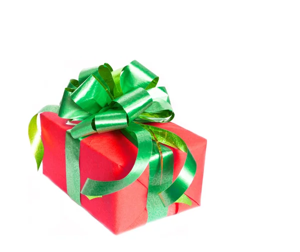 Confezione regalo con nastro verde e rosa isolata su uno schienale bianco — Foto Stock