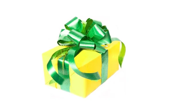 Confezione regalo con nastro verde e rosa isolata su uno schienale bianco — Foto Stock