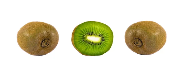 Coapte kiwi fructe întregi și tăiate, izolate pe un fundal alb — Fotografie, imagine de stoc