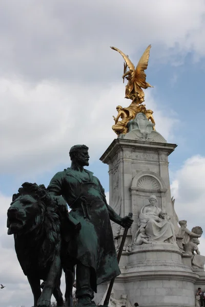 Buckingham Sarayı önünde yapısı — Stok fotoğraf