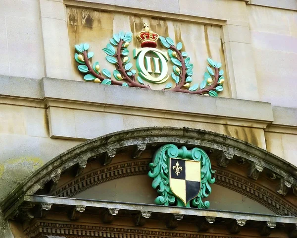 Heraldiek op de ingang van de Universiteit — Stockfoto