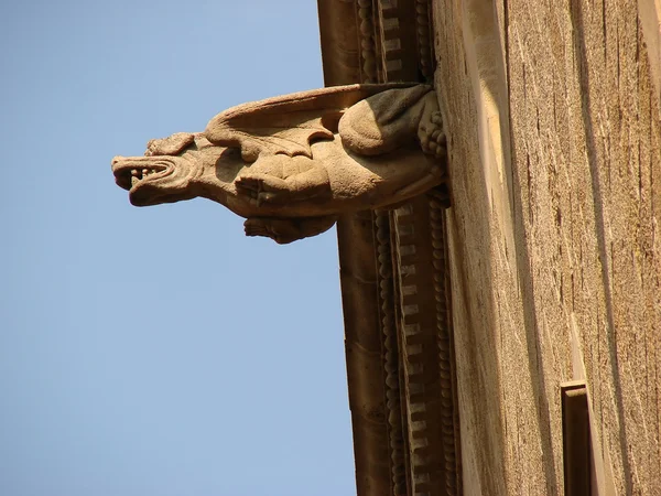 Barcelona bottom up: Case medievali con statua — Foto Stock