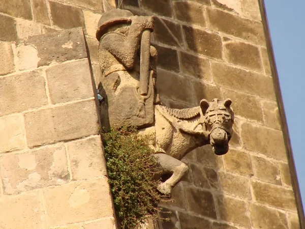 Барселона знизу вгору: середньовічні будинки з статуя — стокове фото