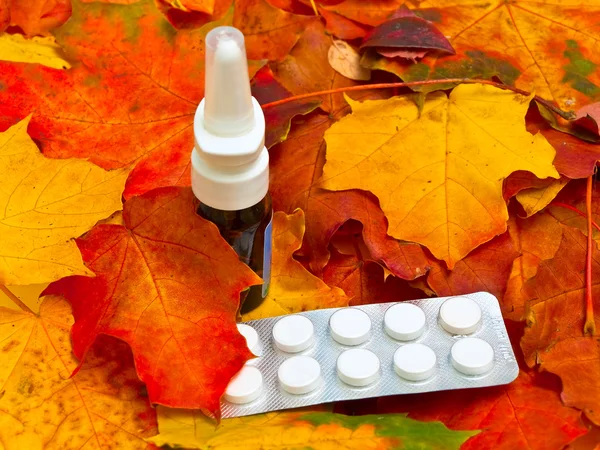 Herfst bladeren en geneesmiddel — Stockfoto