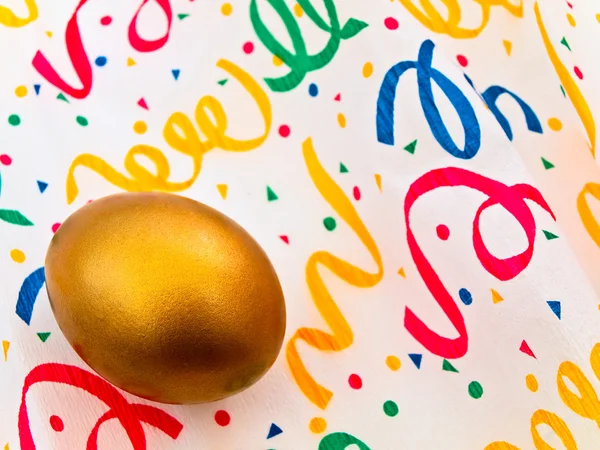 Goldenes Ei als Dekoration — Stockfoto