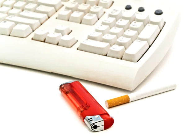 Tastatur, Zigarette und Feuerzeug — Stockfoto