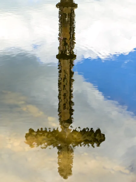 Korset i reflektion — Stockfoto