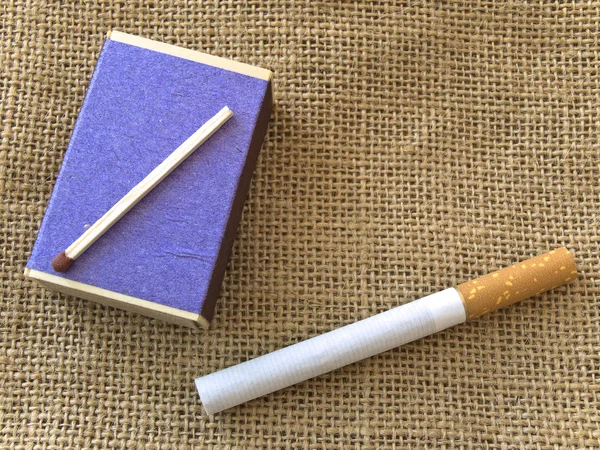 Streichhölzer und Zigarette — Stockfoto